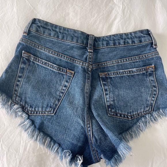 Top Shop denim shorts frayed in size 2 - Picture 2 of 2